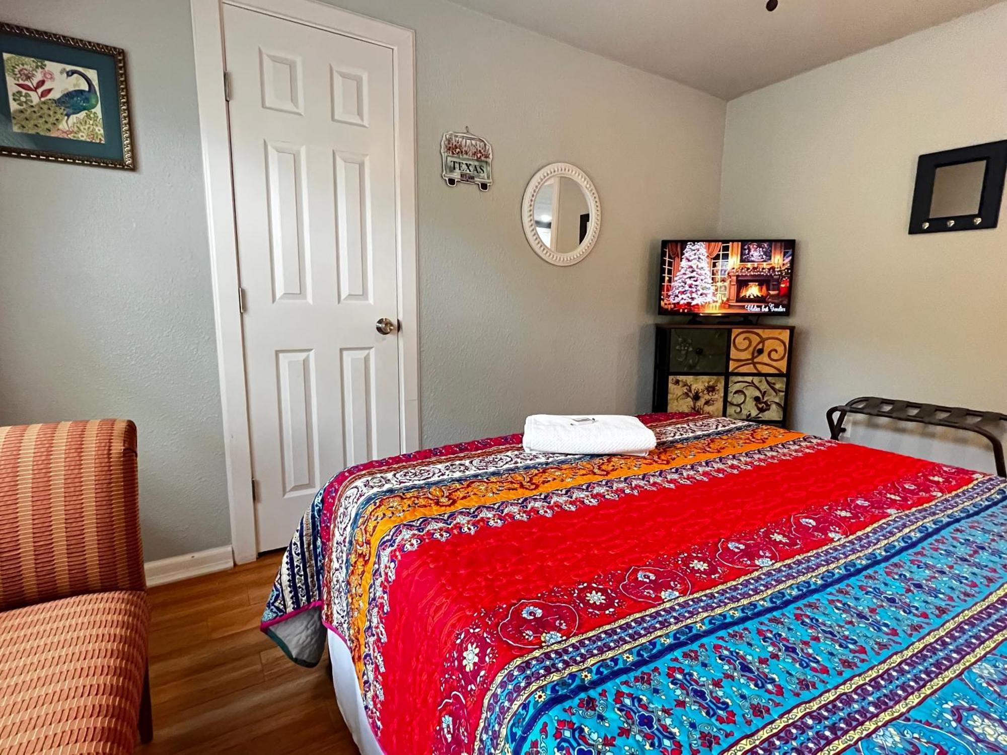Boho Bliss- Cozy Private Room 2 Miles From Alamodome! ซานอันโตนิโอ ภายนอก รูปภาพ